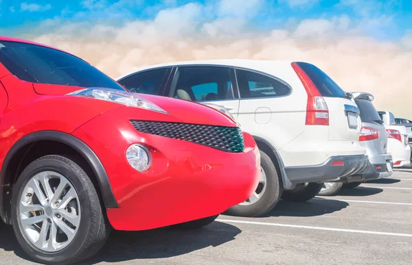 Carro Estacionado Grande Estacionamento Asfalto Com Nuvem Branca Fundo Azul — Fotografia de Stock