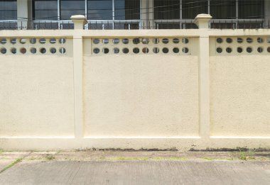 Kent asfalt yolu ve kaldırımlı sokak betonu arka planı. Reklam panosu için boş sokak duvarı, bilgi, şablon ve dekor