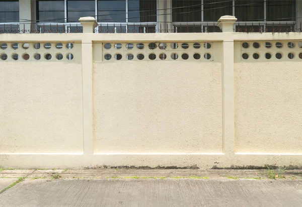 Kent asfalt yolu ve kaldırımlı sokak betonu arka planı. Reklam panosu için boş sokak duvarı, bilgi, şablon ve dekor