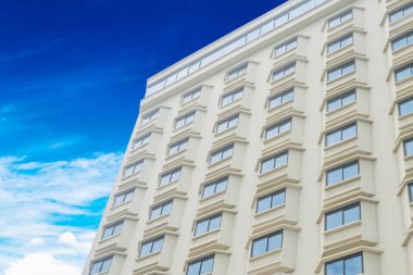 Apartman dairesi konutu. Lüks apartman dairesi modern tarz daire. Yaşam ya da yatırım için mülk. Beyaz bulutlar ve mavi gökyüzü ile perspektif görünümü