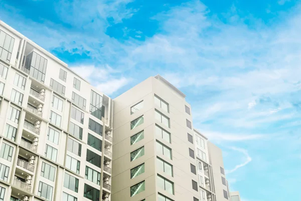 Apartman dairesi konutu. Lüks apartman dairesi modern tarz daire. Yaşam ya da yatırım için mülk. Beyaz bulutlar ve mavi gökyüzü ile perspektif görünümü