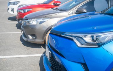 Öndeki beyaz arabanın arka planında park yerini kapatın. Araç nakliyesi envanter malları, yatay