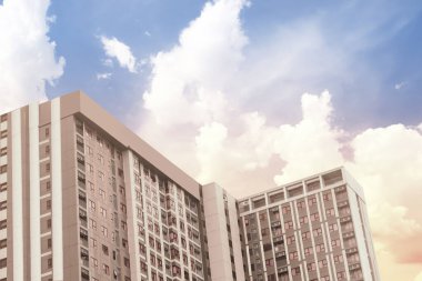 Apartman dairesi konutu. Lüks apartman dairesi modern tarz daire. Yaşam ya da yatırım için mülk. Beyaz bulutlar ve mavi gökyüzü ile perspektif görünümü