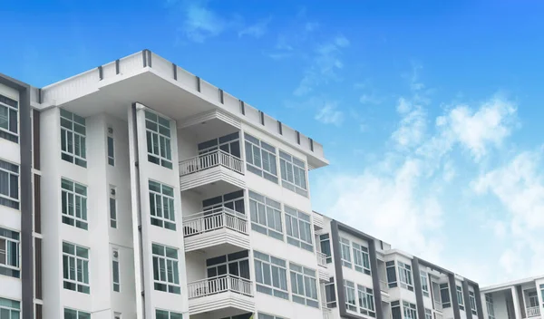 Apartman dairesi konutu. Lüks apartman dairesi modern tarz daire. Yaşam ya da yatırım için mülk. Beyaz bulutlar ve mavi gökyüzü ile perspektif görünümü