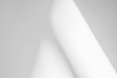 Soyut gölge ve çizgili diyagonal ışık arkaplanı ofis odasındaki beyaz duvar, mimari, koyu gri ve güneş ışığı köşegenleri arkaplan ve taklit etme arzusu için köşegen etkisi