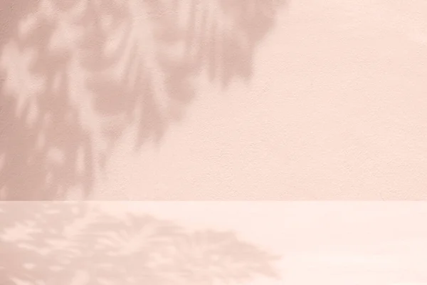 プロダクトプレゼンテーションのためのシャドウスタジオショーケース ショーケース 表彰台 プレミアム製品のための豪華なスタジオルームのパステル植物の壁と床にピンクの影の日差しと葉の反射 — ストック写真