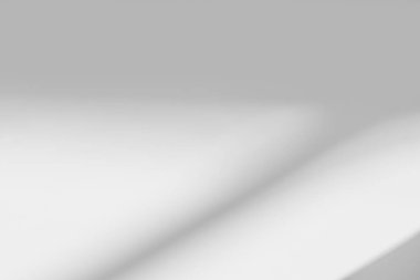 Pencerenin beyaz duvarında gri gölge ve ışık bulanık arkaplan. Mimari çizgiler. Salonun arka planında koyu gölgeler. Monokrom.