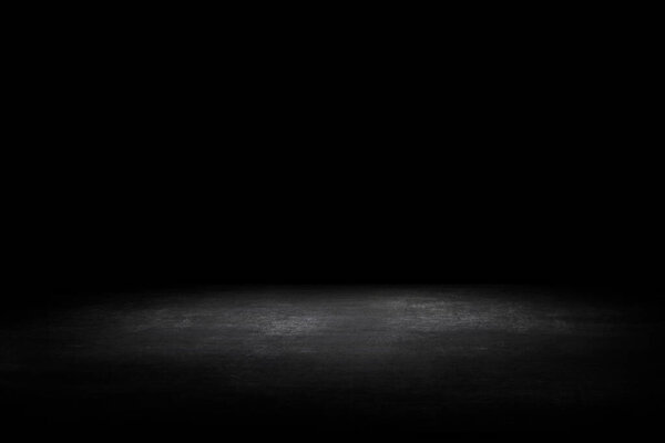 Темно-черная студия со светом на фоне пустой комнаты, стеной витрины и интерьером пола для диспла продуктов
