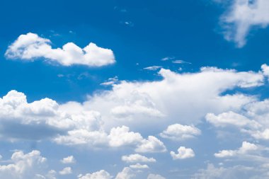 Kabarık beyaz bulutlu gökyüzü. Mavi gökyüzü doğa arkaplanı