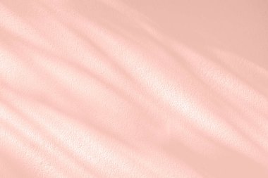 Pembe yaprakların soyut ışık gölgesi bokeh bulanık arkaplan. Doğal çapraz yapraklar ağaç dalı pastel bej gölgeler ve beyaz duvar dokusuna benekli güneş ışığı gölge etkisi