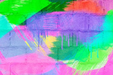 Sokak sanatı. Duvarda renkli duvar yazıları var. Beton duvar dokusu sokak sanatının arka planında soyut sokak sanatının duvar yazısı deseni.