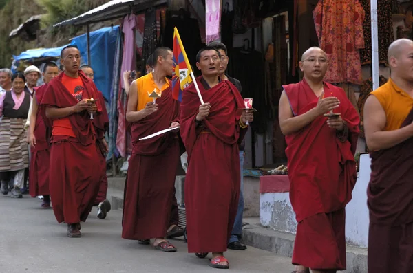 Tibetanska munkar be — Stockfoto