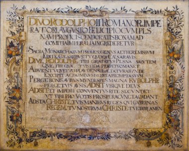 antigua piedra con el texto latino en mayúsculas