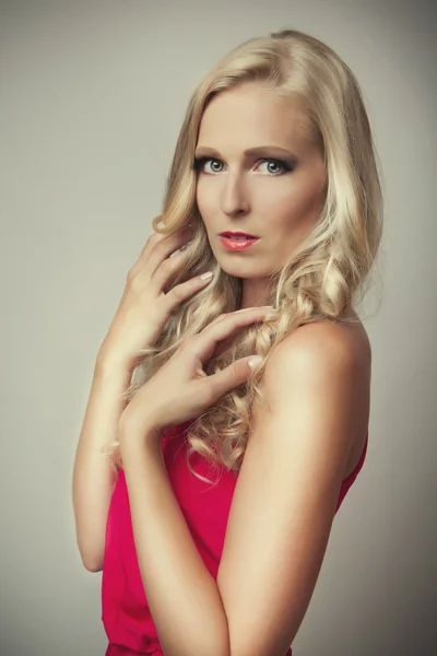 Prachtige blond meisje in rood — Stockfoto