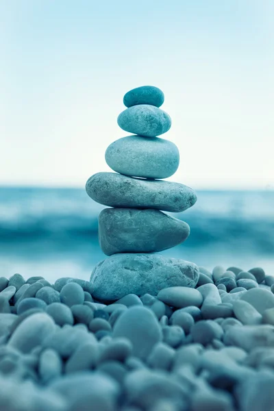 Stapel stenen op het strand — Stockfoto