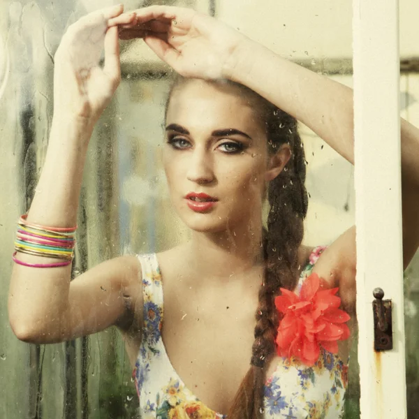 Kız ıslak pencerenin arkasında — Stok fotoğraf