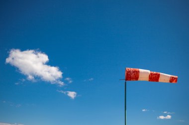 Kırmızı Rüzgar vane mavi gökyüzü karşı