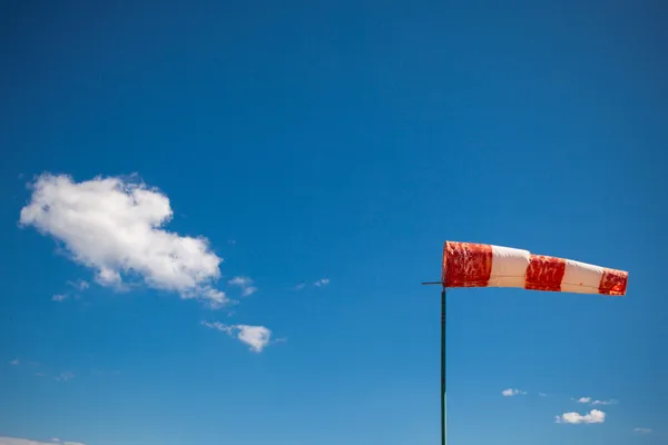 Rote Windfahne vor blauem Himmel — Stockfoto