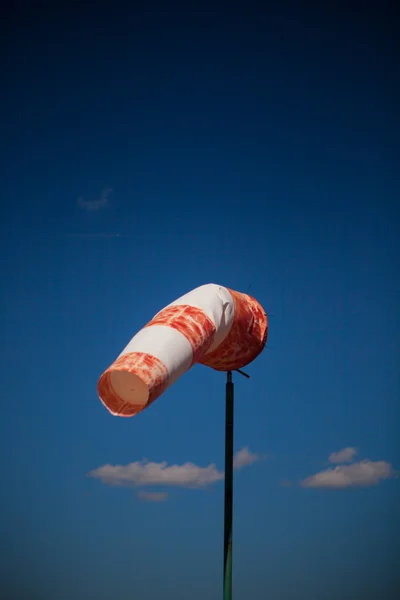 Вітер червоно-білий шкарпетка на блакитному небі — стокове фото