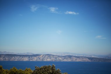 Deniz yaz panoraması, mavi dağlar