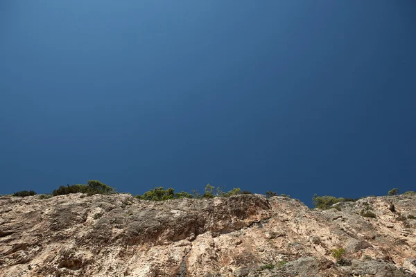 Námi svítila žlutohnědá hory a modrá obloha — Stock fotografie