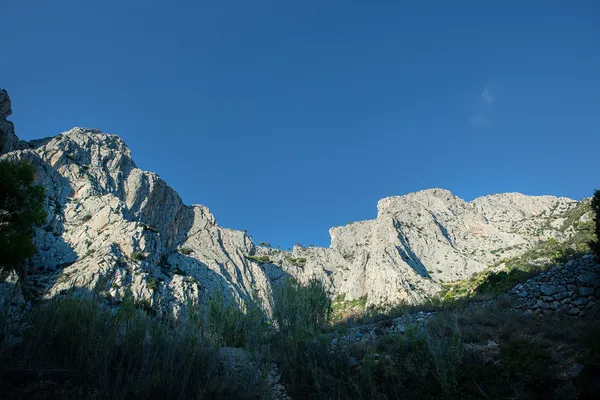 Işık dağ ve mavi gökyüzü — Stok fotoğraf