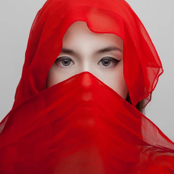 Ritratto giovane ragazza in rosso — Foto Stock