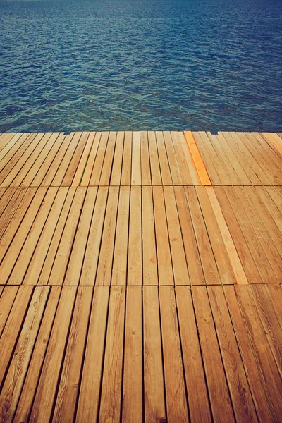 Wooden wharf and water — Stock Photo, Image