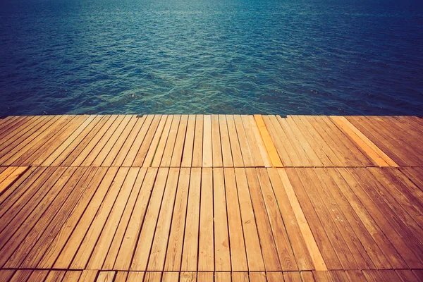 Wooden wharf and water — Stock Photo, Image