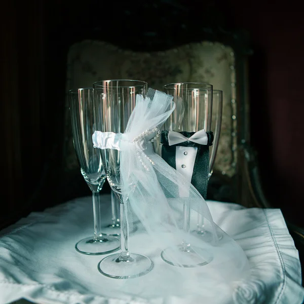 Fyra högtidliga bröllop glasögon — Stockfoto