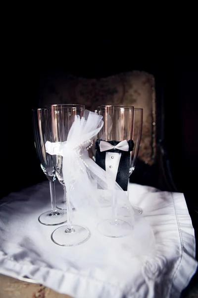 Fyra högtidliga bröllop glasögon — Stockfoto