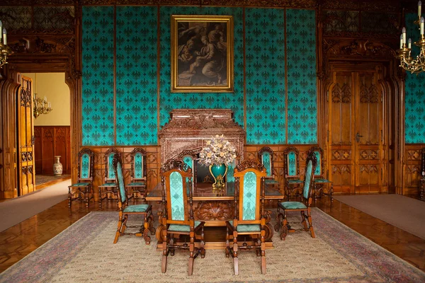 Interiör chateau i Europa, trä wall, gamla möbler — Stockfoto