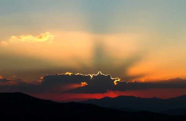 Golden solnedgang i bjerget - Stock-foto