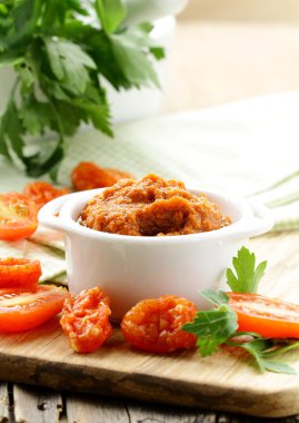 Beyaz bir kase kırmızı pesto kurutulmuş domates