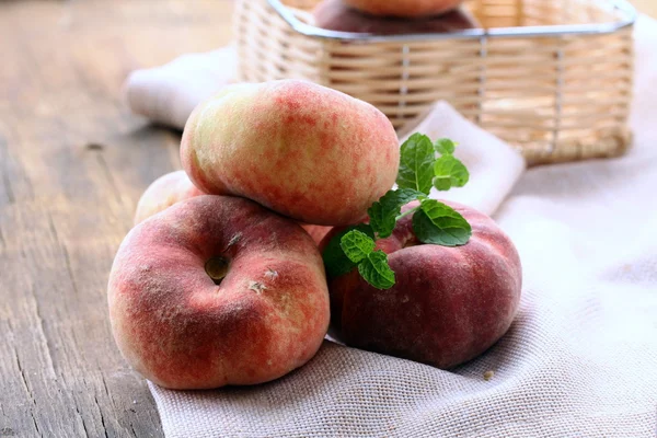 Mogna saftiga persikor fig sorten, på bordet — Stockfoto