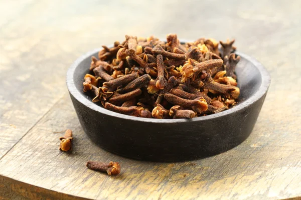 Torkad krydda kryddnejlika på ett träbord — Stockfoto