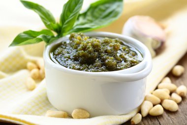 çam fıstığı ve fesleğen ile İtalyan pesto sos