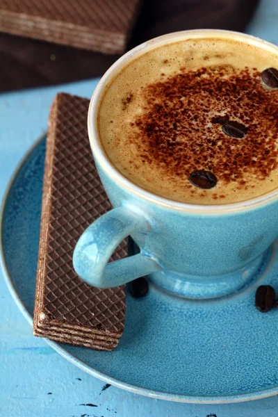 Kaffee-Cappuccino in einer trendigen blauen Keramiktasse — Stockfoto