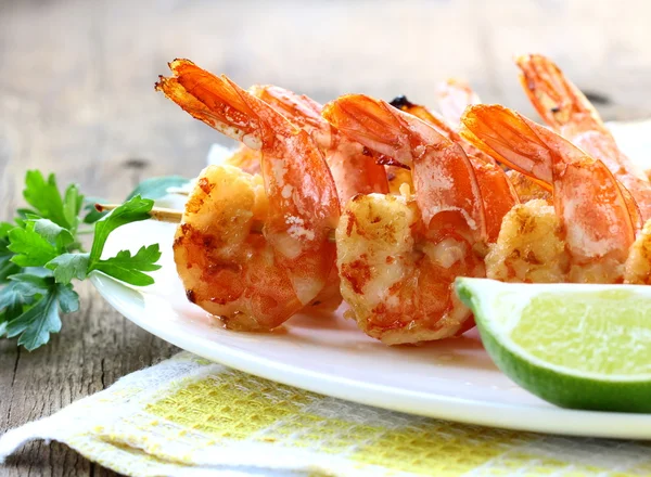 Ready to eat grilled shrimp with lime and parsley — Stock Photo, Image