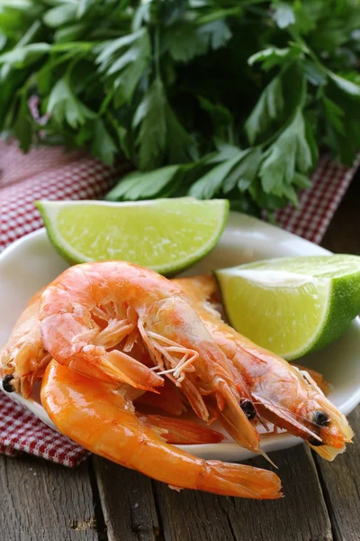 Pronto para comer camarão em uma tigela branca — Fotografia de Stock
