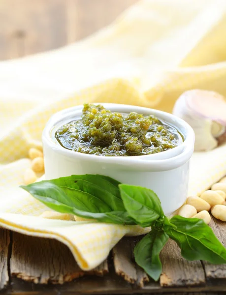 Italienische Pesto-Sauce mit Pinienkernen und Basilikum — Stockfoto