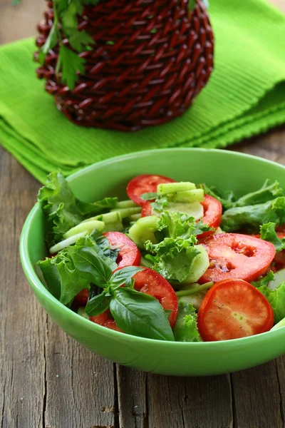 Taze domates, salatalık ve fesleğen yaprakları salata — Stok fotoğraf