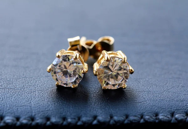 Gouden oorbellen met diamanten macro-opname — Stockfoto