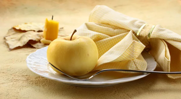 Mesa de Otoño amarilla con manzana — Foto de Stock