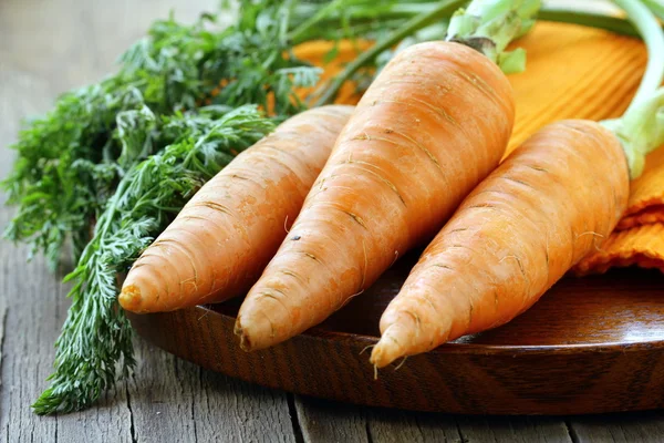 Zanahorias orgánicas frescas y maduras sobre una mesa de madera — Foto de Stock