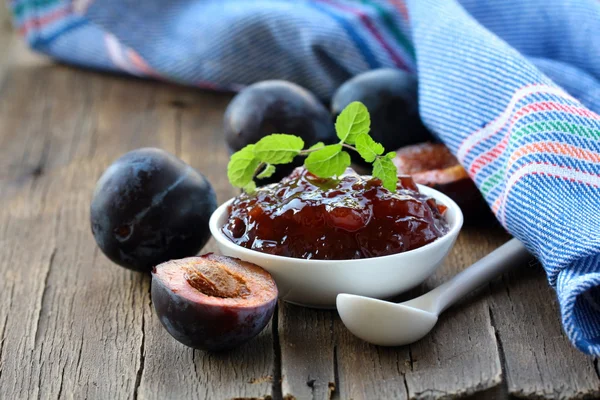 Plum jam en munt in een witte kop — Stockfoto