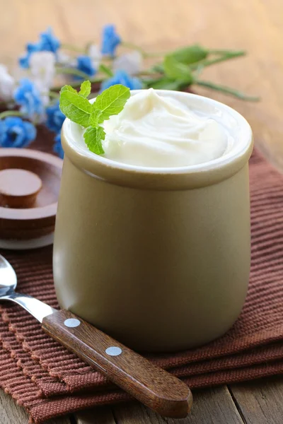 Produto lácteos (creme azedo, iogurte) em jarra de cerâmica — Fotografia de Stock