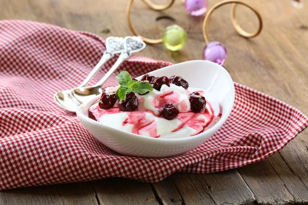 Mejeri dessert med söt sås och körsbär — Stockfoto