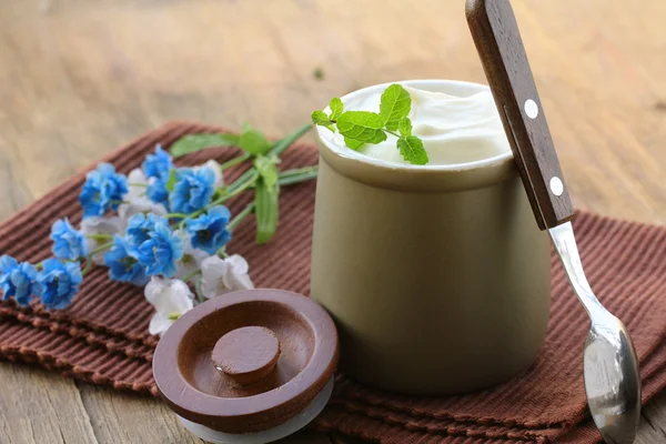 Zuivelproduct (zure room, yoghurt,) in keramische pot — Stockfoto