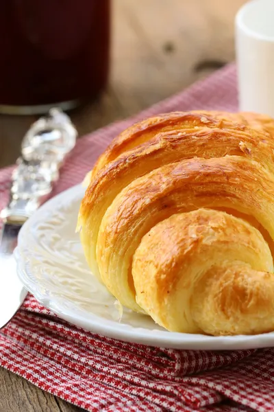Круассан с джемом на тарелке - французский завтрак — стоковое фото